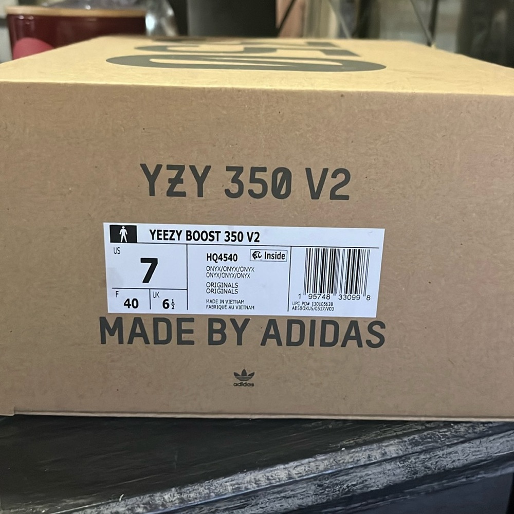 brand new in box yeezy black sz 7
